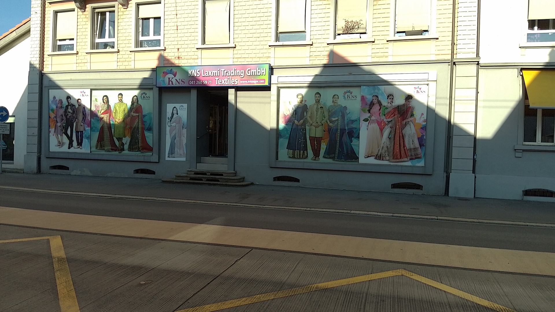 Fassade von KNS Laxmi Trading mit Schaufenstern voller indischer Mode in Luzern bei Tag