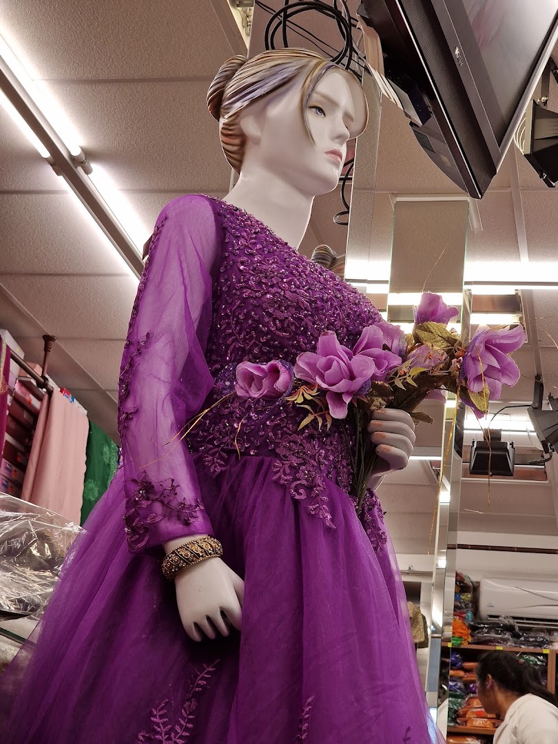 Festliches violettes Perlenkleid auf einer Schaufensterpuppe bei KNS Laxmi Trading in Luzern