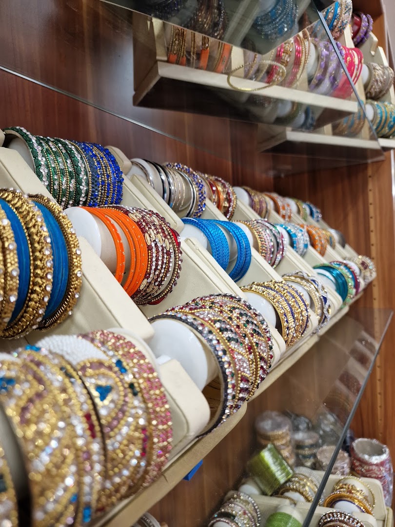 Regale mit bunten Glasarmreifen und Accessoires bei KNS Laxmi Trading in Luzern